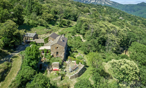 VUE DE LA SOURCE DE CASTAGNOLS VERS LE MONT LOZERE